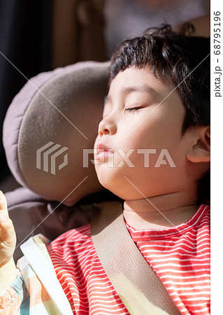 男の子 昼寝 睡眠 68795196
