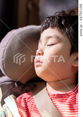 男の子 昼寝 睡眠 68795198