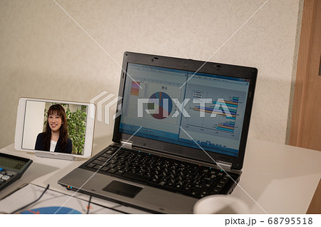 自宅でテレワーク休憩中 自宅でテレワーク休憩中 68795518