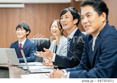 ビジネス ビジネスマン 会議 打ち合わせ プレゼン チーム オフィス ビジネス ビジネスマン 会議 打ち合わせ プレゼン チーム オフィス 68795651