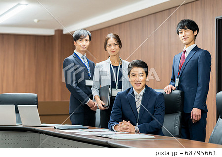ビジネス ビジネスマン 会議 打ち合わせ プレゼン チーム オフィス ビジネス ビジネスマン 会議 打ち合わせ プレゼン チーム オフィス 68795661