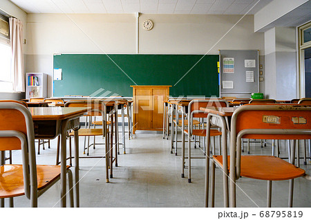 誰もいない学校の教室 68795819