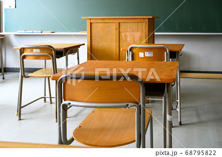 誰もいない学校の教室 誰もいない学校の教室 68795822