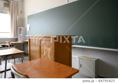 誰もいない学校の教室 誰もいない学校の教室 68795825