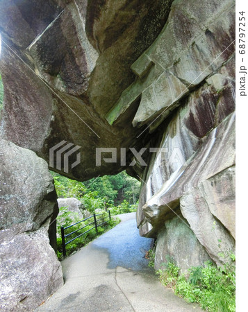 山梨県甲府市にある昇仙峡の石門（下側から撮影） 68797254