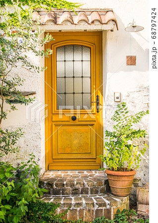 フレンチカントリー玄関風景 68797424