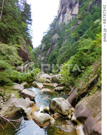 山梨県甲府市にある昇仙峡の荒川(長潭橋から上流に向かって登っていく途中) 山梨県甲府市にある昇仙峡の荒川(長潭橋から上流に向かって登っていく途中) 68797542