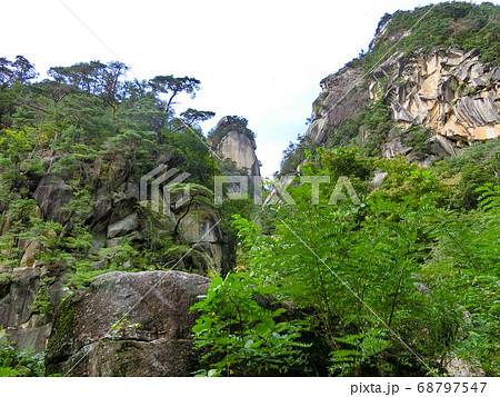 山梨県甲府市にある昇仙峡の覚円峰(とんがっている峰) 山梨県甲府市にある昇仙峡の覚円峰(とんがっている峰) 68797547