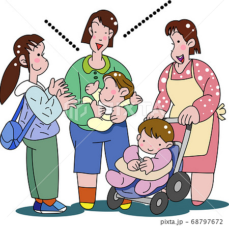 お母さんたちが赤ちゃんを抱いておしゃべりをする 68797672