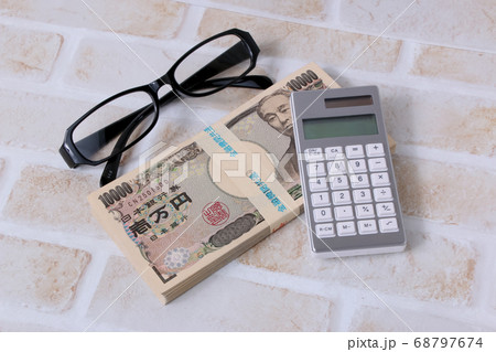 お金、マネー、ビジネス、紙幣、現金、眼鏡、めがね、計算機、仕事、電卓、100万円、財務、オフィス お金、マネー、ビジネス、紙幣、現金、眼鏡、めがね、計算機、仕事、電卓、100万円、財務、オフィス 68797674