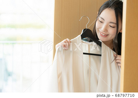 ファッションコーデに悩む若い女性 68797710