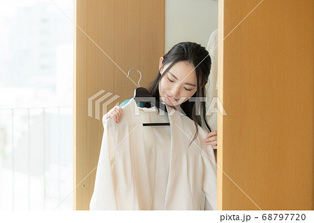 ファッションコーデに悩む若い女性 ファッションコーデに悩む若い女性 68797720