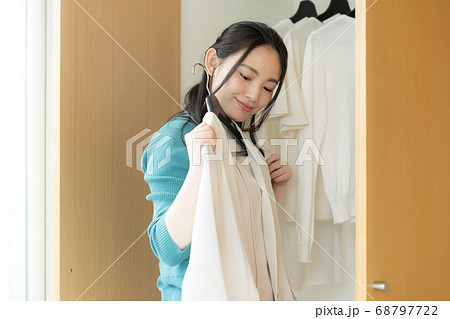 ファッションコーデに悩む若い女性 68797722