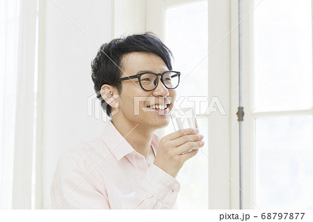 水を飲む男性 水を飲む男性 68797877