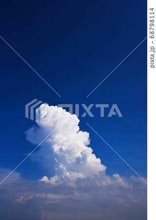 真夏の風景　青空に入道雲 68798114