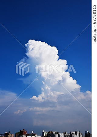 真夏の風景　青空に入道雲 68798115
