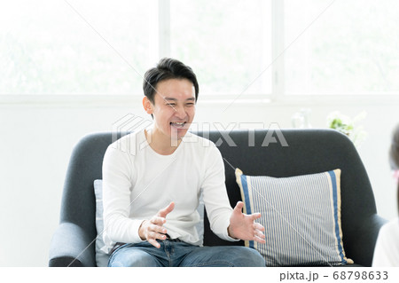 リビングで遊ぶ父と娘 リビングで遊ぶ父と娘 68798633