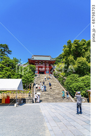 【神奈川県】鎌倉　晴れ渡った鶴岡八幡宮の本宮と大石段 68798703
