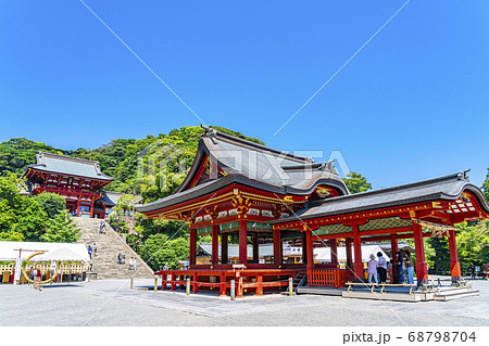 【神奈川県】鎌倉　晴れ渡った鶴岡八幡宮の本宮と舞殿 68798704