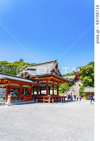 【神奈川県】鎌倉　晴れ渡った鶴岡八幡宮の本宮と舞殿 68798716