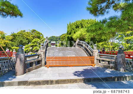 【神奈川県】鎌倉 晴れ渡った鶴岡八幡宮の本宮と太鼓橋 【神奈川県】鎌倉 晴れ渡った鶴岡八幡宮の本宮と太鼓橋 68798743