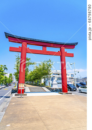 【神奈川県】鎌倉　夏の緑が綺麗な鶴岡八幡宮の二の鳥居と段葛 68798780