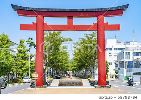 神奈川県 鎌倉 夏の緑が綺麗な鶴岡八幡宮の二の鳥居と段葛の写真素材