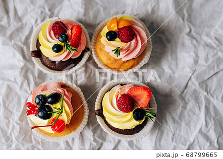 chocolate cupcakes with cream and fresh berries 68799665