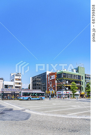 【神奈川県】青空の鎌倉駅前の風景 68799808