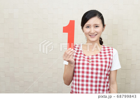 数字を持つ笑顔の女性 数字を持つ笑顔の女性 68799843