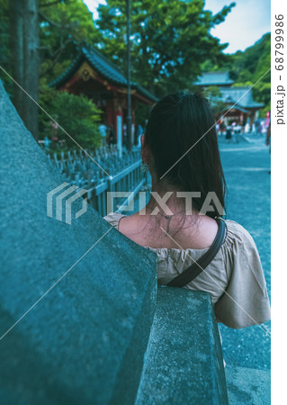 神社を参拝する女性 68799986