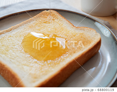 バタートーストにハチミツをかける 68800119