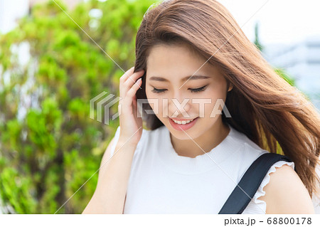 照れている表情　写真素材 68800178