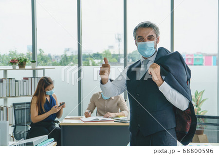 Business people wearing masks working together 68800596