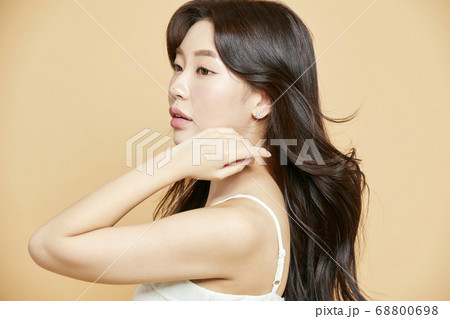 若い女性 女性 女 68800698