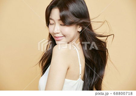 若い女性 女性 女 68800718