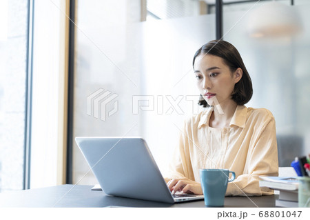 デスクワークをする女性 68801047