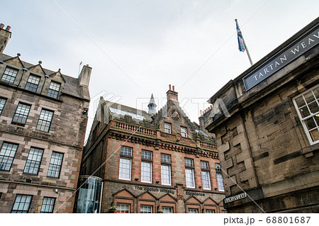 スコットランドのエジンバラの街並み　歴史的な石とレンガ造りの建物 68801687