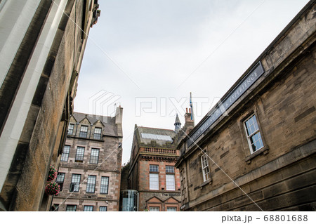 スコットランドのエジンバラの街並み　歴史的な石とレンガ造りの建物 68801688