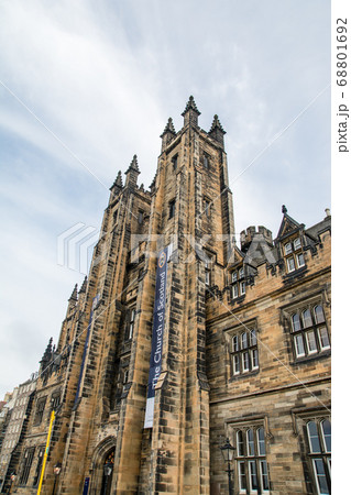 スコットランドのエジンバラの街並み　歴史的な石とレンガ造りの建物 68801692