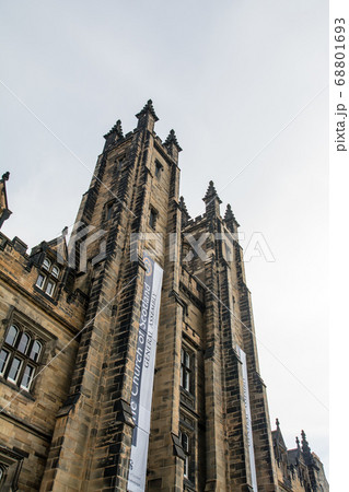 スコットランドのエジンバラの街並み 歴史的な石とレンガ造りの建物 スコットランドのエジンバラの街並み 歴史的な石とレンガ造りの建物 68801693