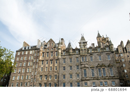 スコットランドのエジンバラの街並み　歴史的な石とレンガ造りの建物 68801694