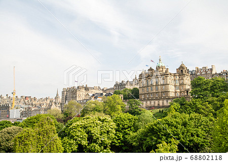 スコットランドのエジンバラの街並み 歴史的な石とレンガ造りの建物 スコットランドのエジンバラの街並み 歴史的な石とレンガ造りの建物 68802118