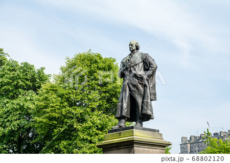 歴史的な偉人の銅像　スコットランドのエジンバラにて 68802120
