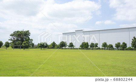 倉庫と芝生のある風景 68802244