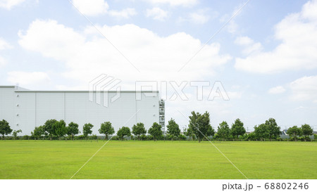 倉庫と芝生のある風景 68802246