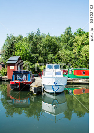 まぶしい日差しのカナルボートアリーナ　ロンドン郊外にて 68802432