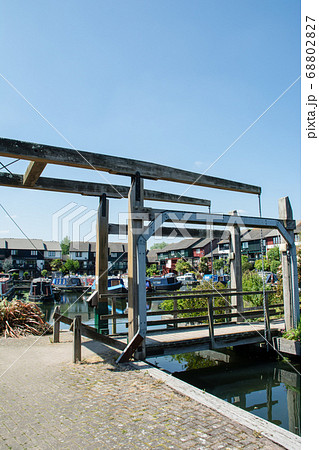 まぶしい日差しのカナルボートアリーナと跳ね橋　ロンドン郊外にて 68802827