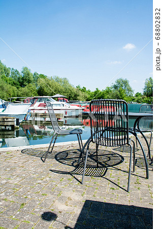 まぶしい日差しのカナルボートアリーナとカフェのイスとテーブル　ロンドン郊外にて 68802832