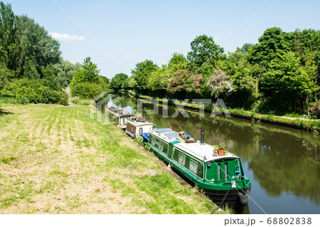 まぶしい日差しの運河に浮かぶカナルボート　ロンドン郊外にて 68802838